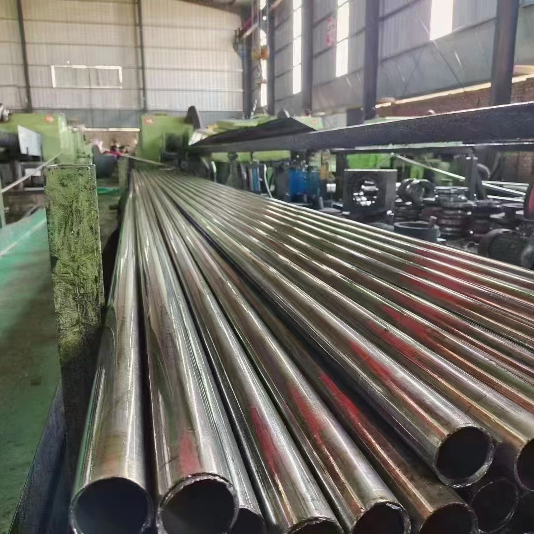 精密無(wú)縫鋼管零售加工車間